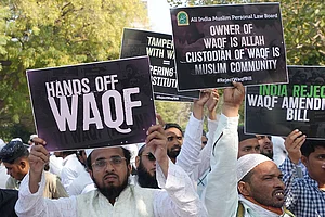 | Photo: PTI/Shahbaz Khan : Protest against Waqf (Amendment) Bill