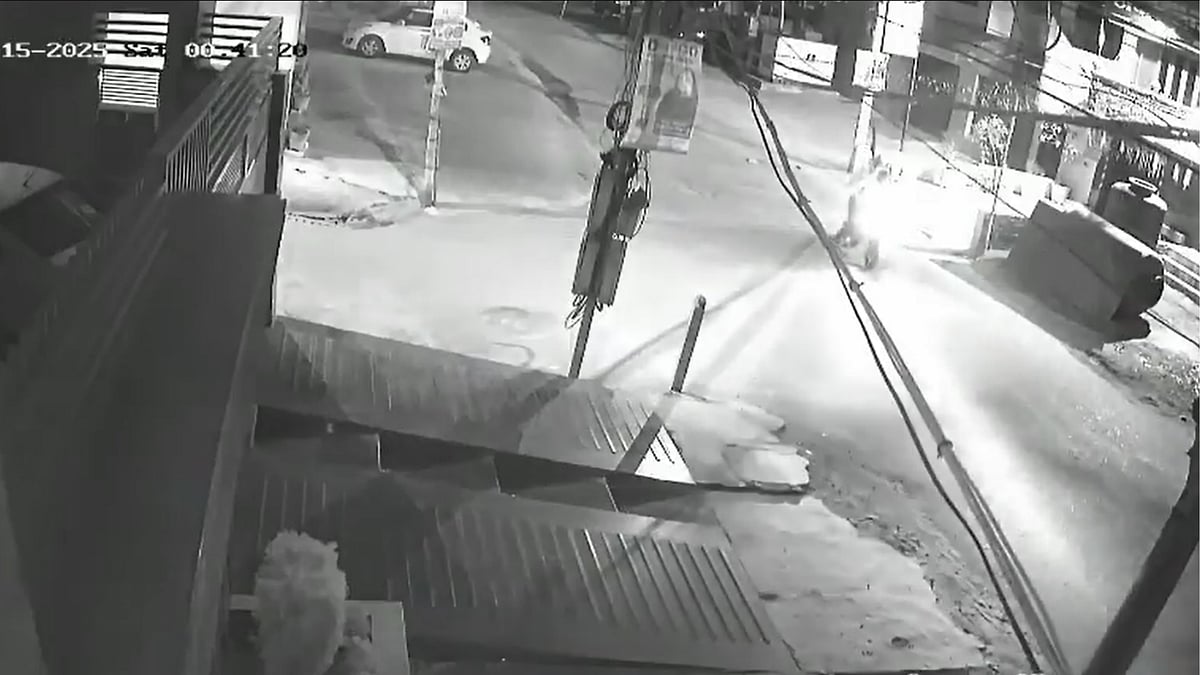 | Photo: X : Screengrab from CCTV footage showing the two accused hurling a grenade into Amritsar's Thakurdwara temple