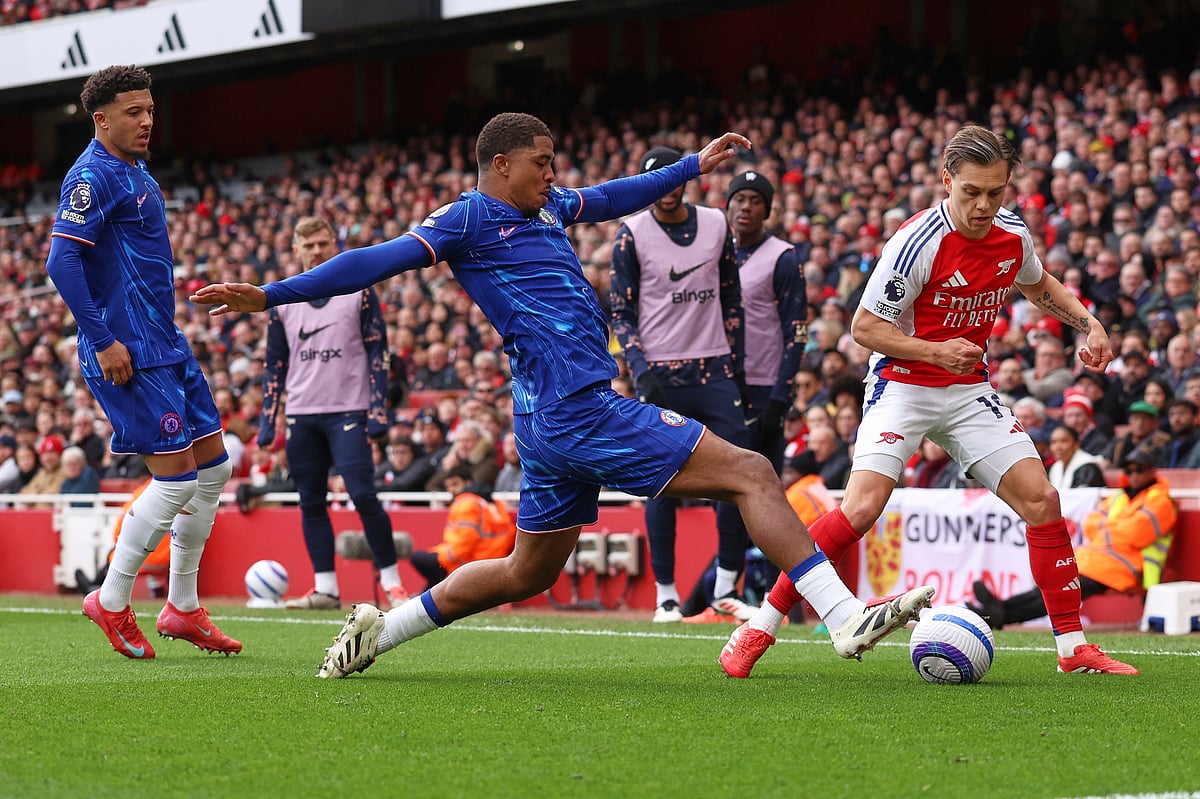 Chelsea's Wesley Fofana, centre, challenges for the ball with Arsenal's Leandro Trossard during the English Premier League soccer match between Arsenal and Chelsea at Emirates stadium in London, Sunday, March 16, 2025.  - (AP Photo/Ian Walton)