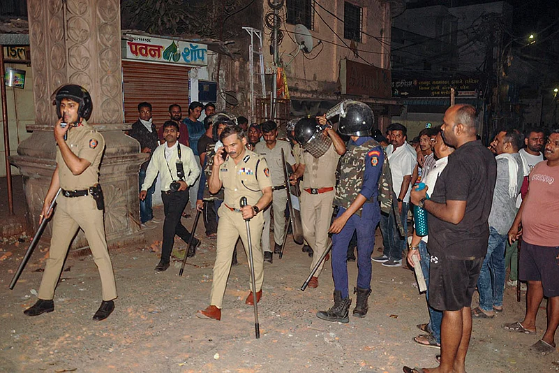 Violence in Nagpur over Mughal emperor Aurangzebs tomb_11