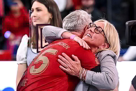 Beckenbauer Cup 2025: Heidi Beckenbauer hugs Klaus Augenthaler