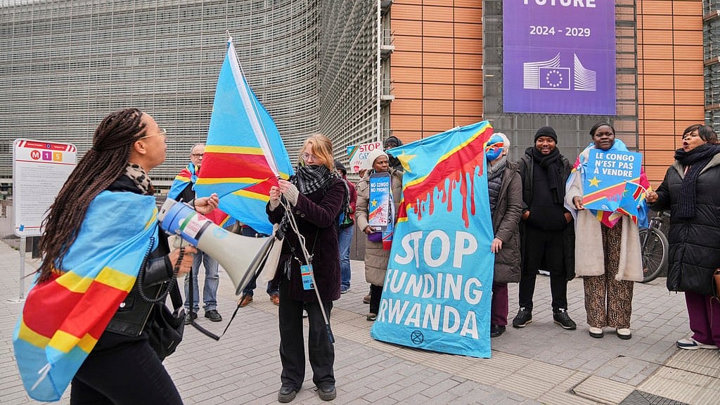 | Photo: AP/Virginia Mayo : A pro-Congo demonstrator holds a sign which reads "Congo is not for sale" outside of a meeting of EU foreign ministers at the European Council building in Brussels, 