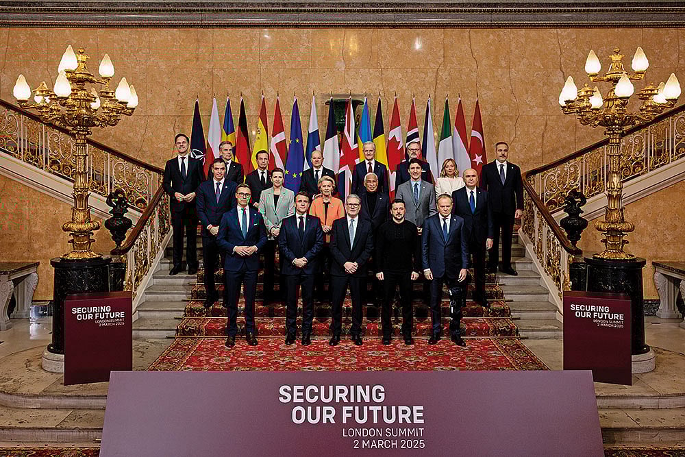 Trying to Stand: United British Prime Minister Keir Starmer (front row, centre) with leaders at the 
European Leaders Summit in London on March 2, 2025 - Photo: Getty Images