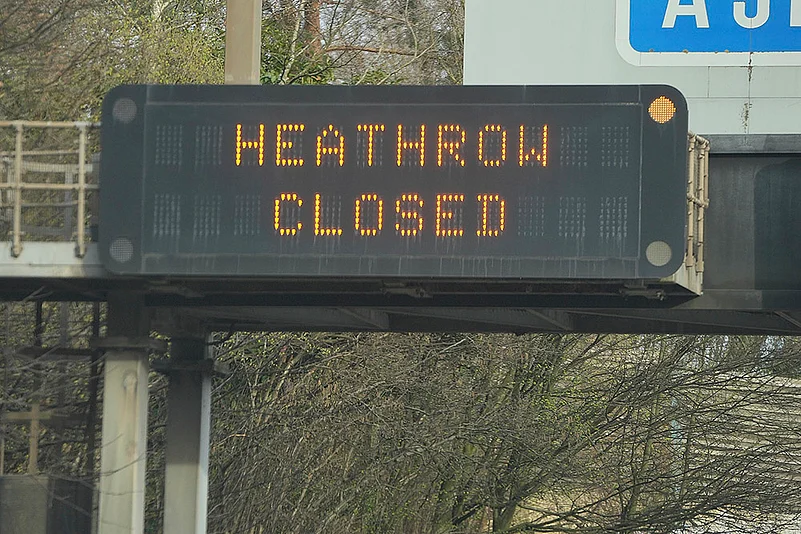 Britain London Fire Heathrow airport shuts down_6