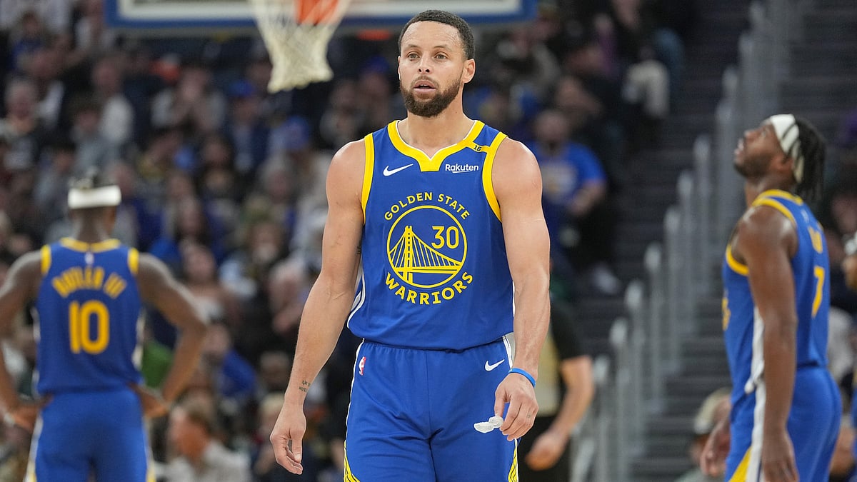 Stephen Curry exited Thursday's game with an injury