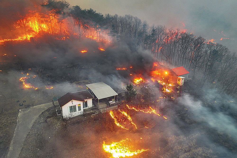 | Photo: Yoon Gwan-shick/Yonhap via AP : South Korea Wildfires