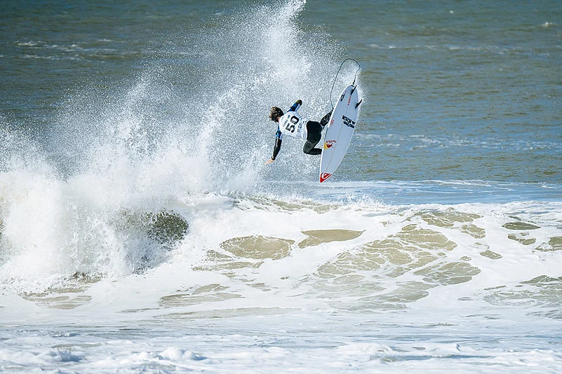 WSL World Tour Rip Curl Pro Portugal surfing competition_Leonardo Fioravanti