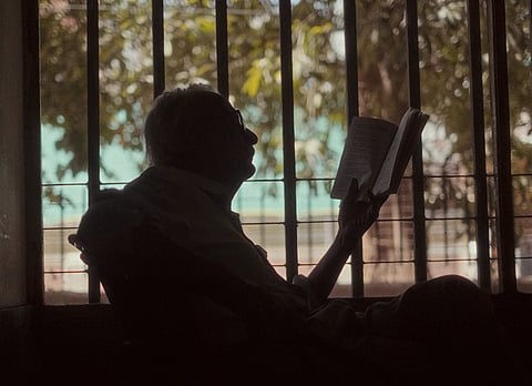 Chaar Phool Hain Aur Duniya Hai Still