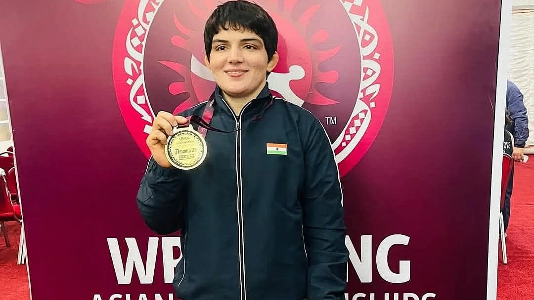 X : India's Manisha Bhanwala posing with the gold medal.