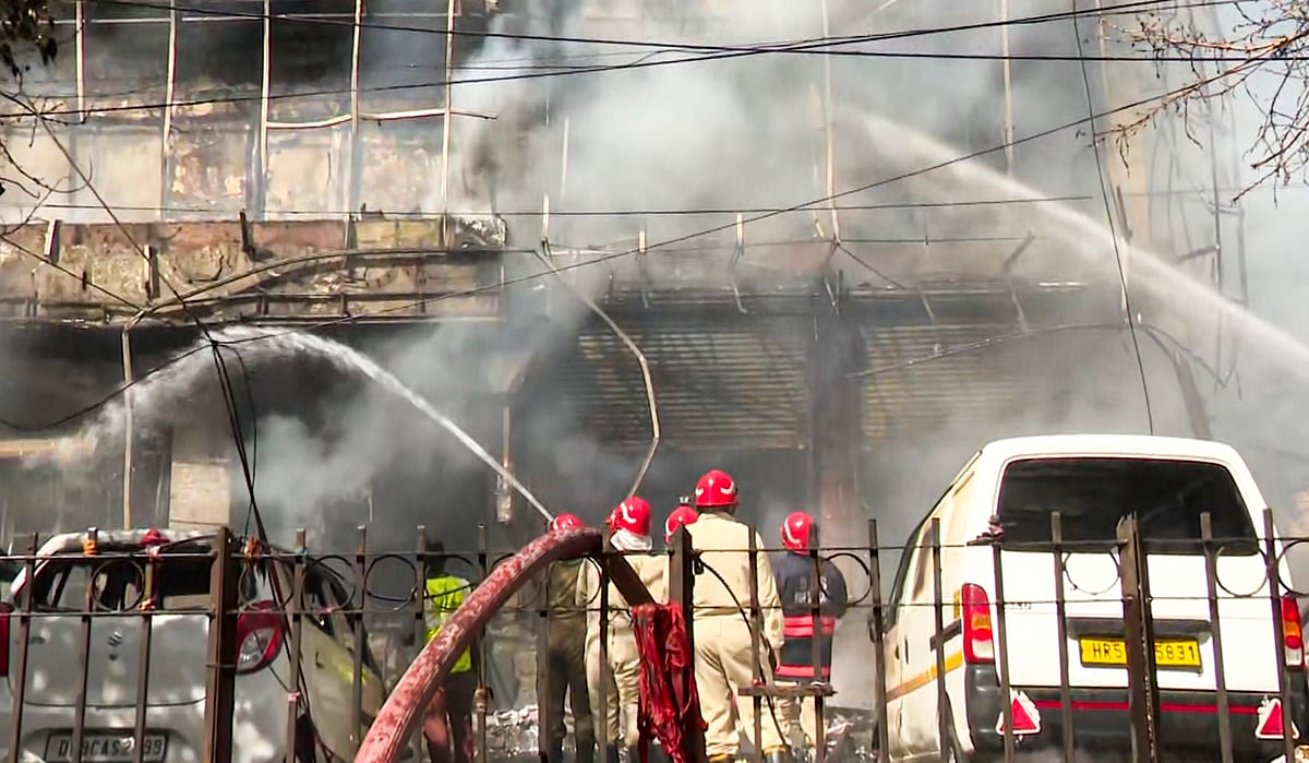 | Photo: PTI : Massive Fire Breaks Out At Building In Jhandewalan Extension, No One Injured