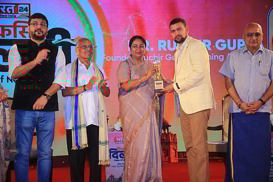 Ruchir Gupta Recognized With Viksit Delhi Award 2025 For Excellence In Online Stock Market Education By CM Rekha Gupta