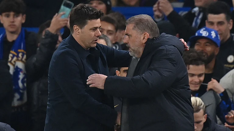 Ange Postecoglou (right) does not feel disrespected by Pochettino's comments. - null
