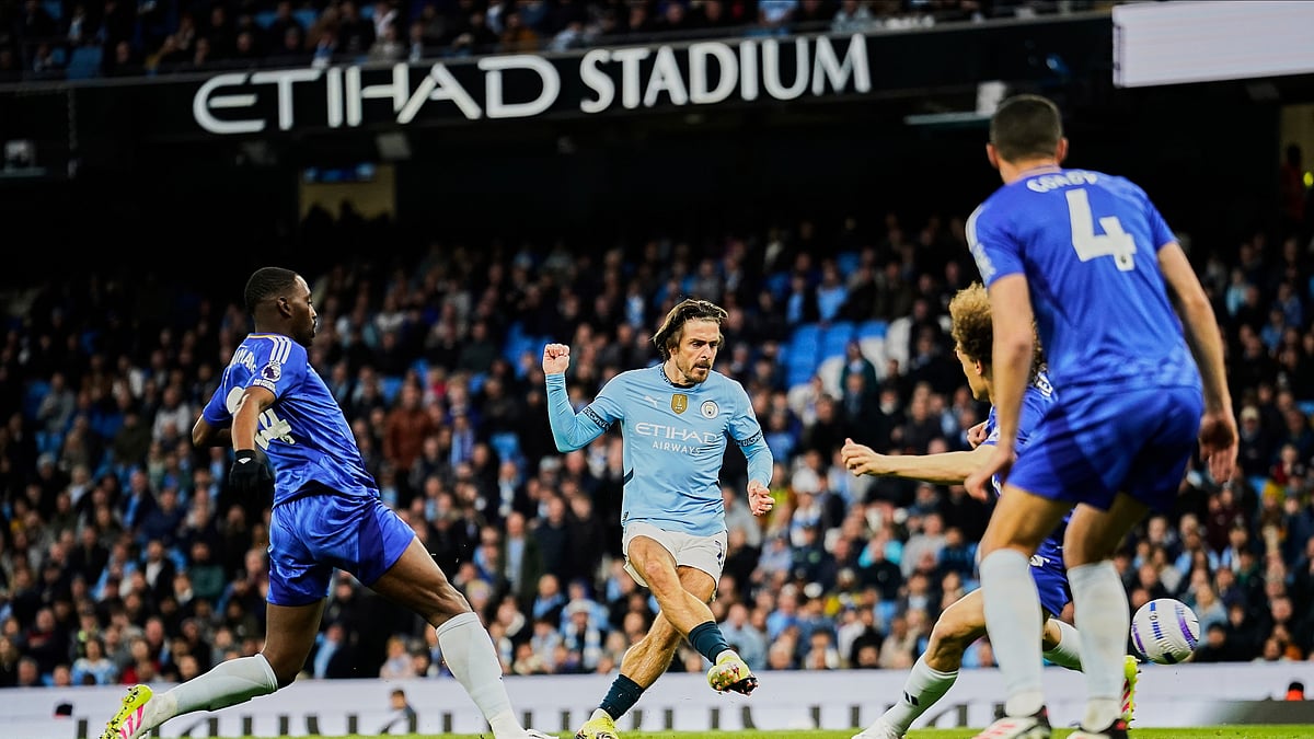 AP Photo/Dave Thompson : Manchester City's Jack Grealish, center, scores the opening goal during the English Premier League soccer match between Manchester City and Leicester City at the Etihad stadium in Manchester.