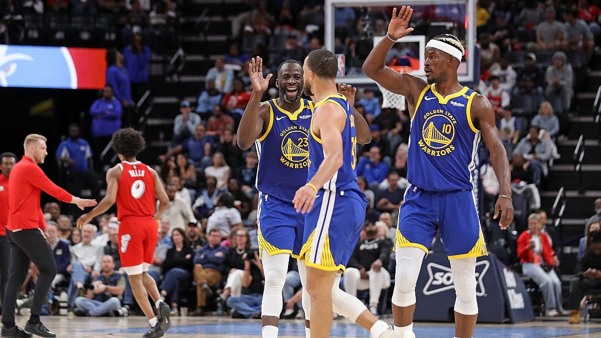 Draymond Green (left) and Jimmy Butler (right) congratulate Stephen Curry in the Golden State Warriors' April 1, 2025 win over the Memphis Grizzlies.
