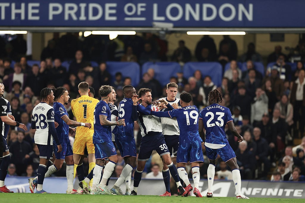 AP/Ian Walton : Tottenham's Rodrigo Bentancur, center, clashes with Chelsea's Trevoh Chalobah, right, during the English Premier League soccer match between Chelsea and Tottenham Hotspur, at Stamford Bridge stadium, in London, Thursday, April 3, 2025