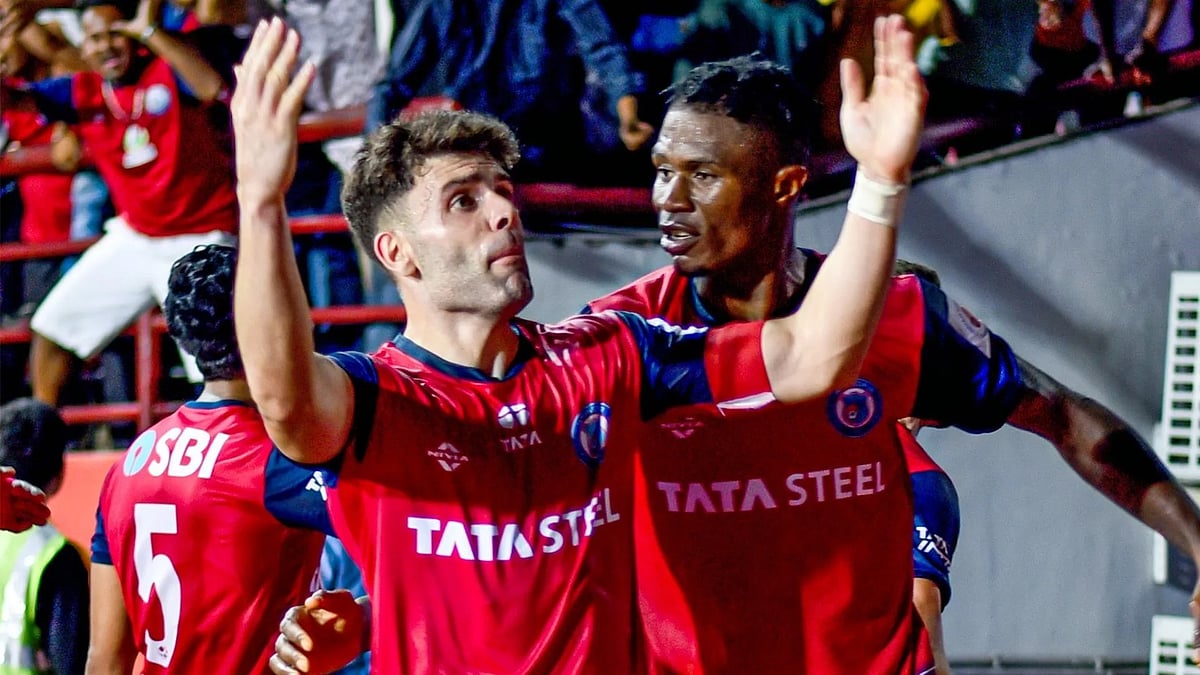 ISL/FSDL : Jamshedpur FC skipper Javi Hernandez (left) celebrates his goal against Mohun Bagan with Stephen Eze.