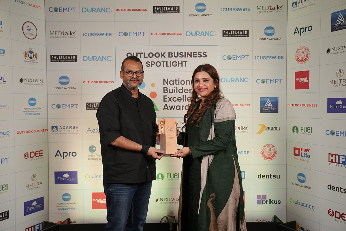 Ms. Shikha Bansal, Director of Dee Development Engineers Limited, receiving the award from Indranil Roy, CEO, Outlook Group.