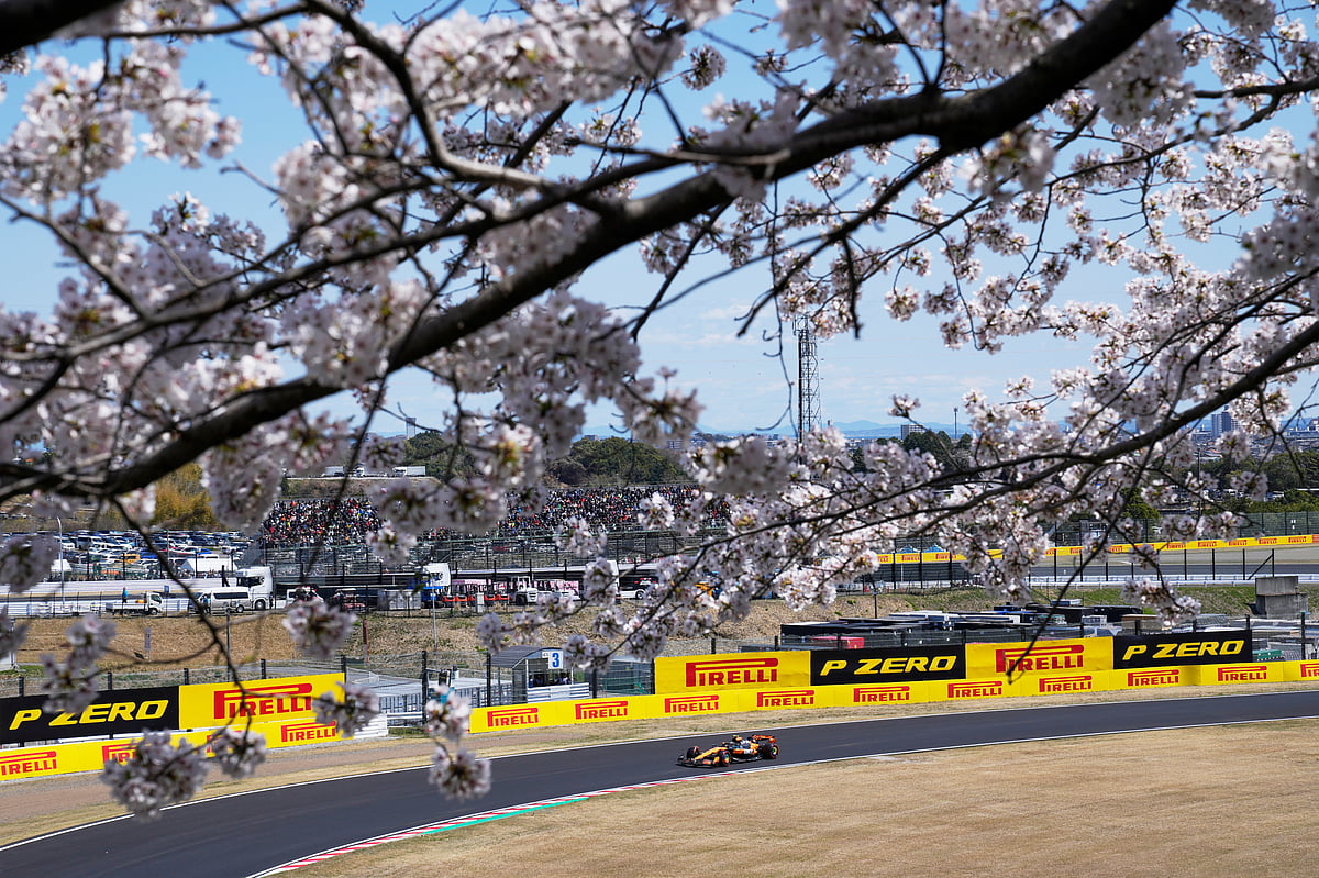  (AP Photo/Hiro Komae) : McLaren driver Lando Norris of Britain steers his car near the cherry blossom during the first practice session for the Japanese Formula One Grand Prix at the Suzuka Circuit in Suzuka, central Japan, Friday, April 4, 2025.


