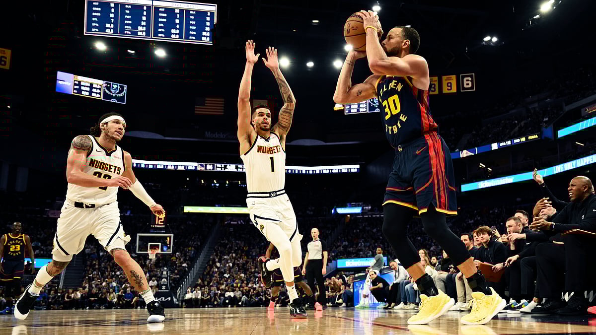 Stephen Curry sinks a 3-pointer against the Nuggets