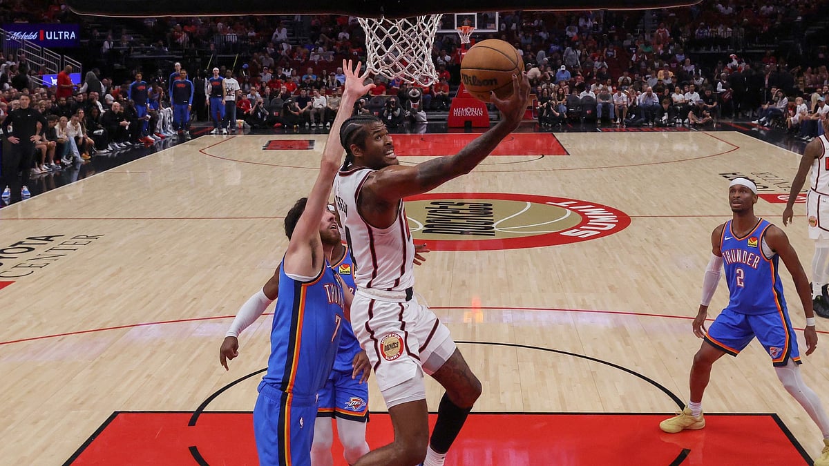 Jalen Green of the Houston Rockets goes up for a lay up in front of Chet Holmgren