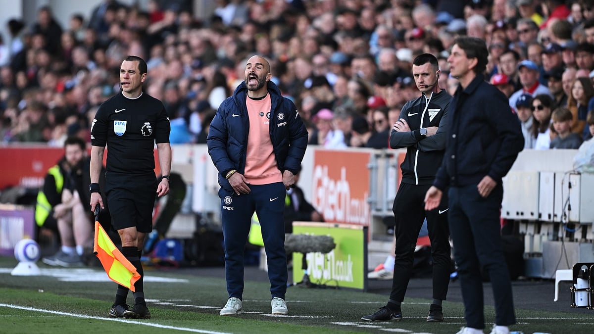 Chelsea head coach Enzo Maresca on the touchline against Brentford. - null