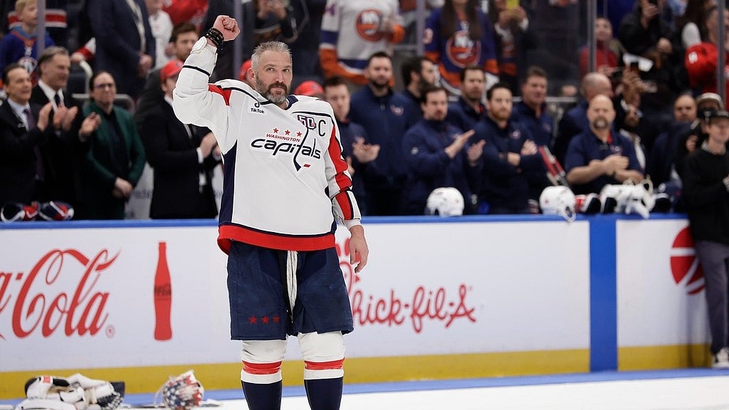 AP/Adam Hunger : Washington Capitals left wing Alex Ovechkin (8) gestures during a ceremony after he scored his 895th career goal during the second period of an NHL hockey game against New York Islanders.