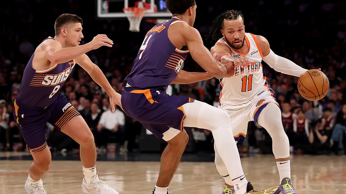 Jalen Brunson dribbles on his return from injury for the New York Knicks