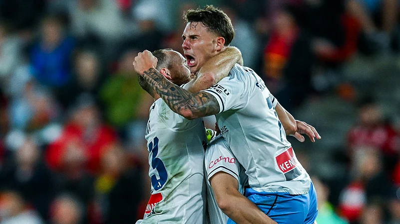 sydney-fc-players-celebrate