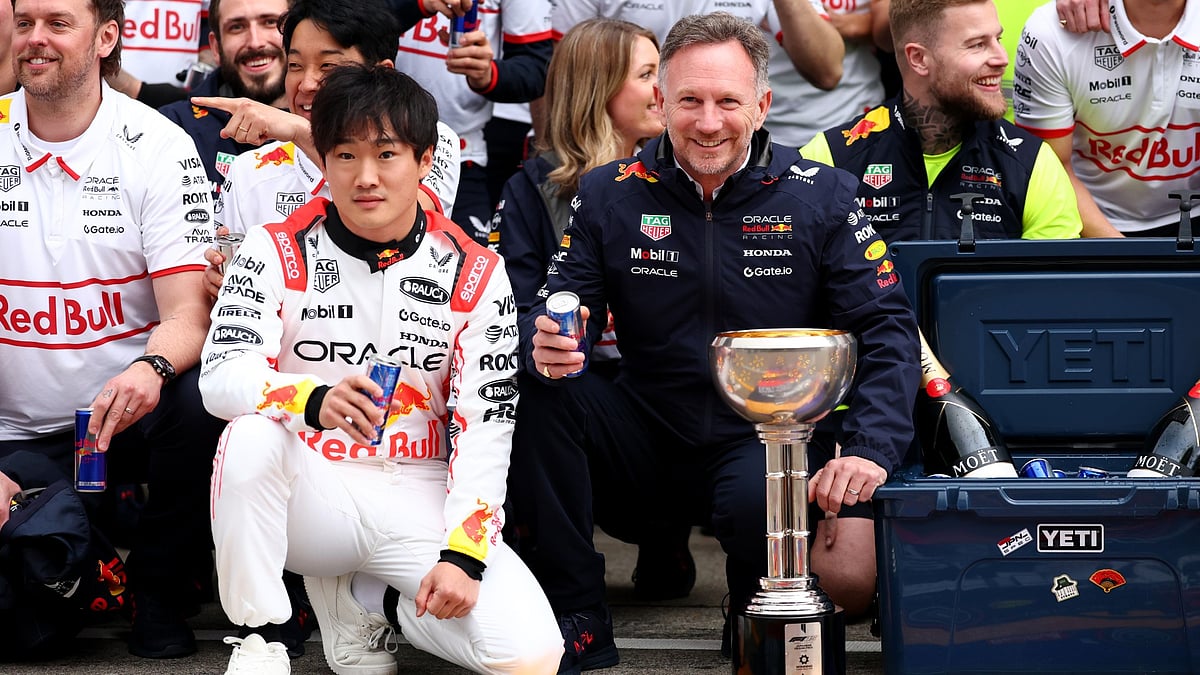 File : Yuki Tsunoda and Christian Horner celebrate a win in Japan
