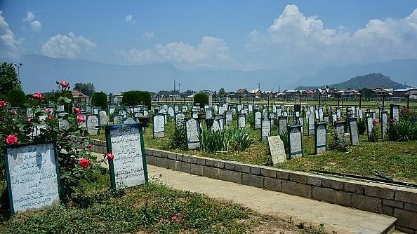 | Photo: Getty Images  : View of the Martyrs graveyard during curfew in Eid Gah area of Srinagar