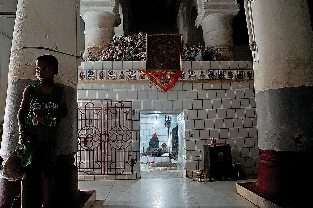 | Photo: Sandipan Chatterjee : Right to Worship: The Billawnath Shiv Mandir in Ketugram