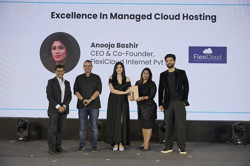 Anooja Bashir receiving the award