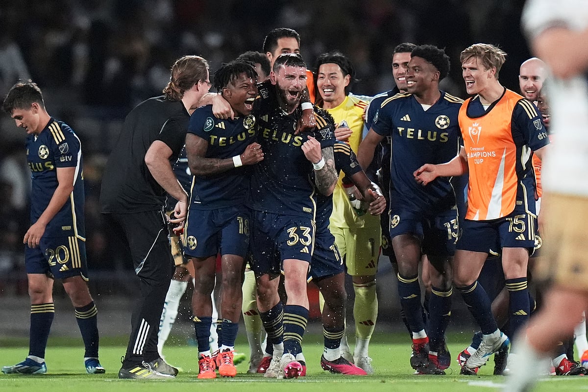 (AP Photo/Eduardo Verdugo)
 : Players of Canada's Vancouver Whitecaps celebrate at the end of a CONCACAF Champions Cup second leg quarterfinal soccer match in Mexico City, Wednesday, April 9, 2025. 

