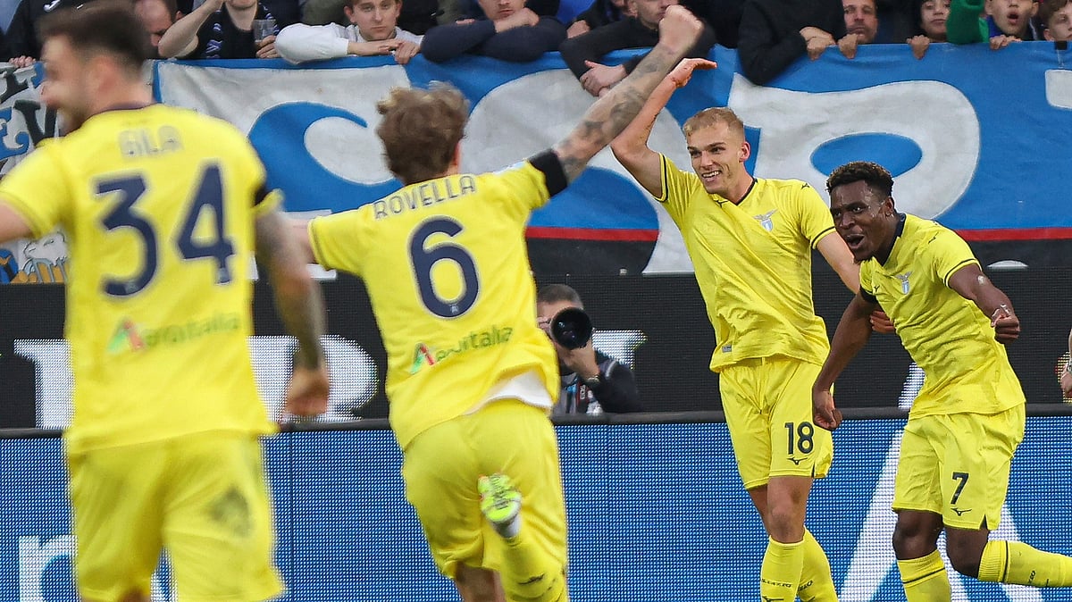 Stefano Nicoli/LaPresse via AP : Lazio's Gustav Isaksen, second from right, celebrates with teammates after scoring his team's first goal during the Serie A soccer match between Atalanta and Lazio at the Gewiss Stadium in Bergamo, Italy.