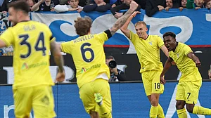 Stefano Nicoli/LaPresse via AP : Lazio's Gustav Isaksen, second from right, celebrates with teammates after scoring his team's first goal during the Serie A soccer match between Atalanta and Lazio at the Gewiss Stadium in Bergamo, Italy.