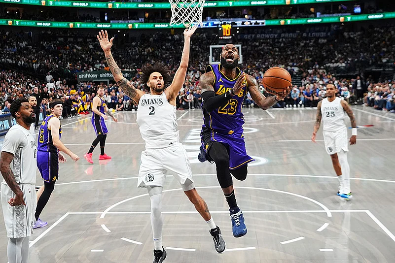 NBA Basketball Game: Dallas Mavericks vs Los Angeles Lakers
