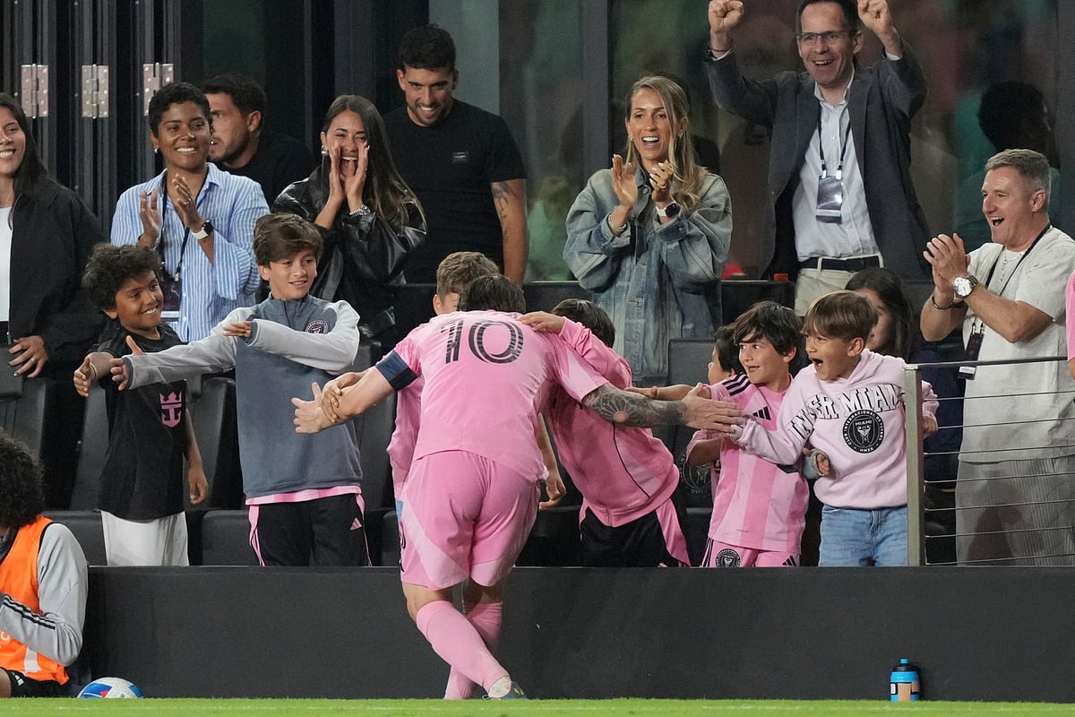  (AP Photo/Jim Rassol) : Inter Miami forward Lionel Messi (10) celebrates scoring on a penalty kick against the Los Angeles FC during the second half of a CONCACAF Nations League Quarterfinal Match at Chase Stadium, Wednesday, April 9, 2025 in Fort Lauderdale, Fla.


