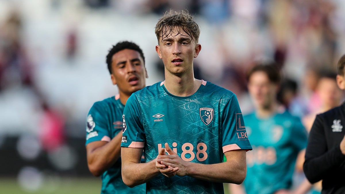 Huijsen applauding fans - null