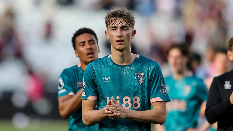 Huijsen applauding fans - null