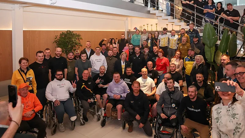 Prince Harry poses with people who were wounded in war with Russia at the Superhumans Center