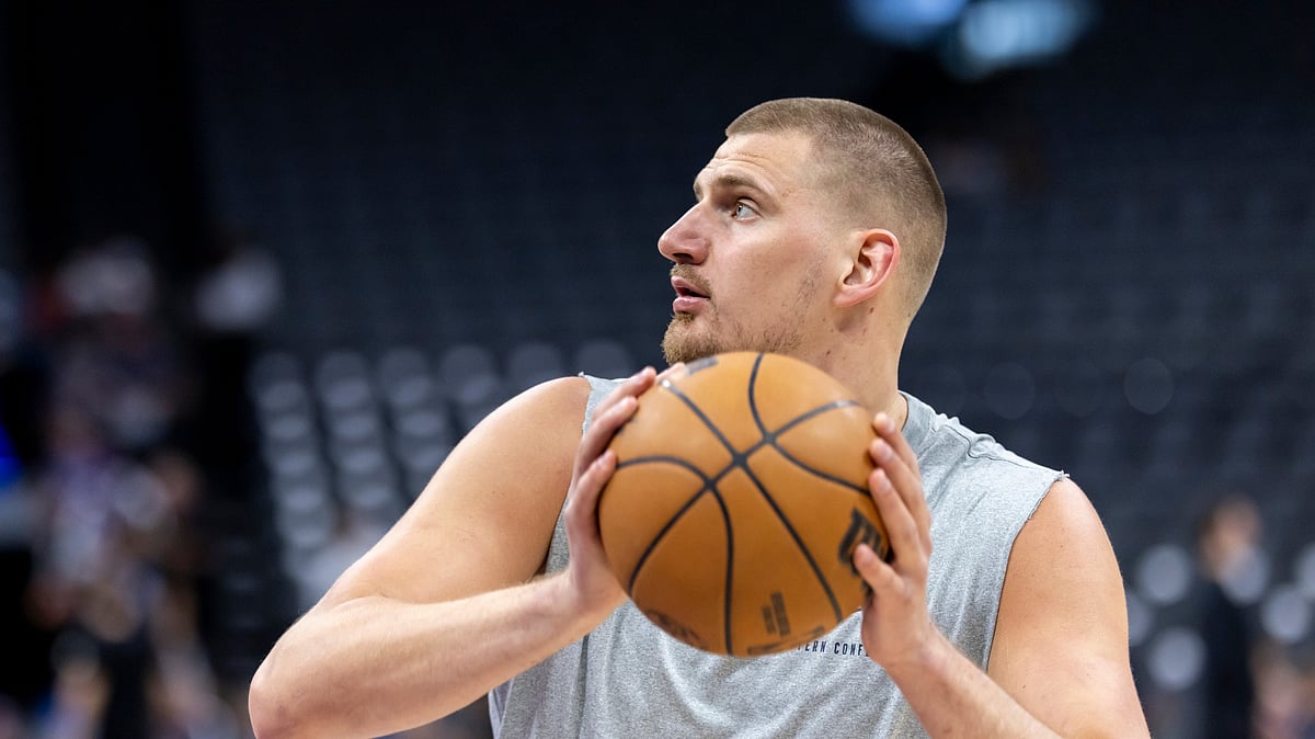 AP Photo/Sara Nevis : Denver Nuggets center Nikola Jokic warms up before their NBA 2024-25 game against the Sacramento Kings on April 9, 2025, in Sacramento, Calif.