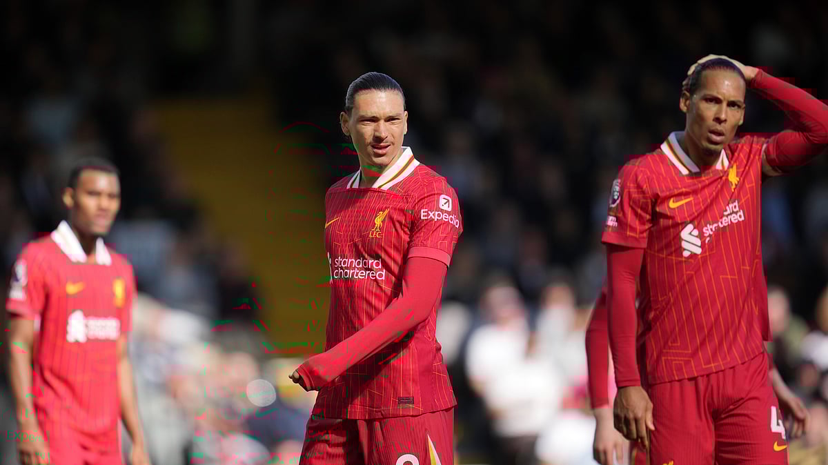 AP Photo/Kin Cheung : Liverpool's Darwin Nunez, centre, Liverpool's Virgil van Dijk, right, react during the English Premier League soccer match between Fulham and Liverpool, at Craven Cottage.