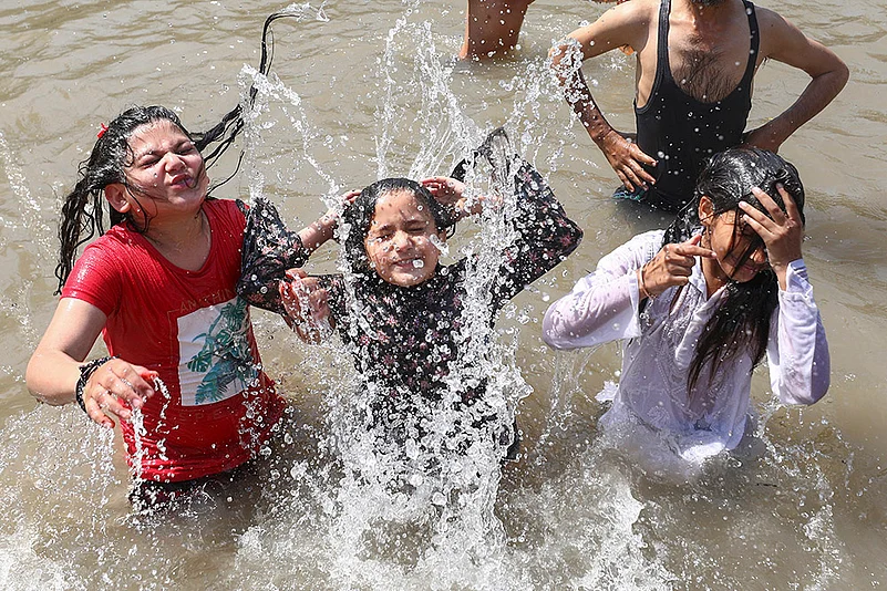Weather: Hot day in Jammu