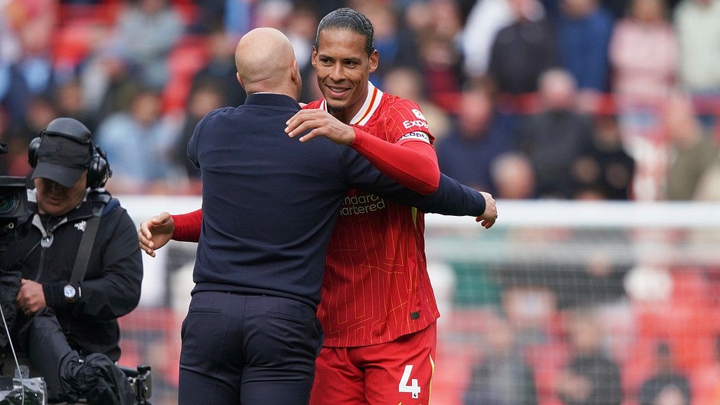 AP/Ian Hodgson : Liverpool boss Arne Slot celebrates the victory with captain Virgil van Dijk at full-time.