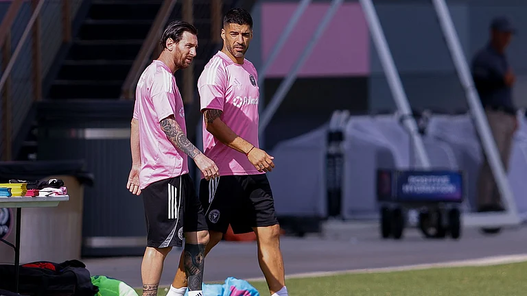 Suarez (right) claims Messi wants to play at the 2026 World Cup - null