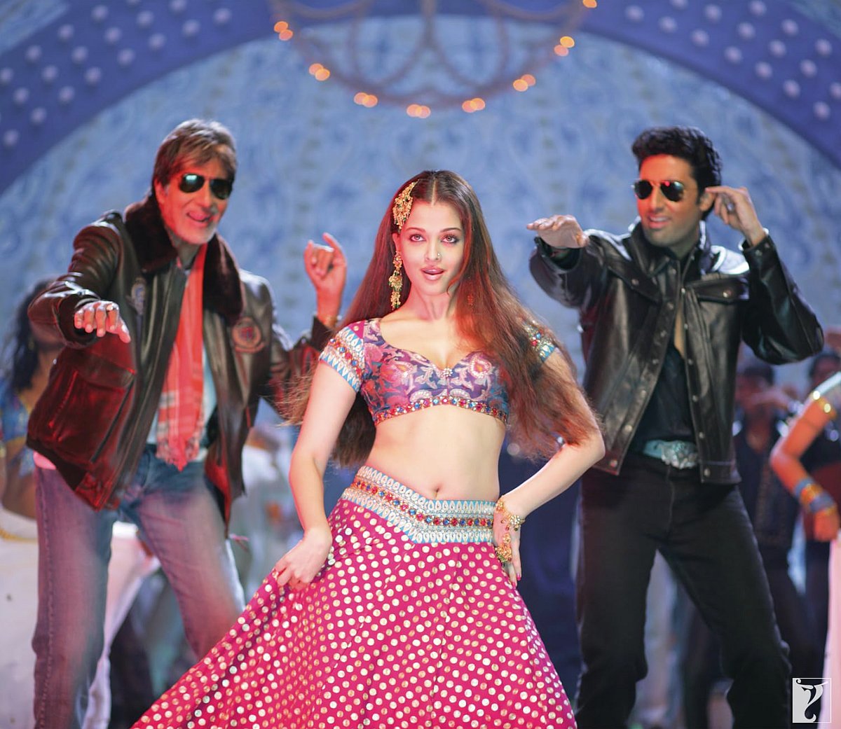 IMDB : Still from the song 'Kajra Re'