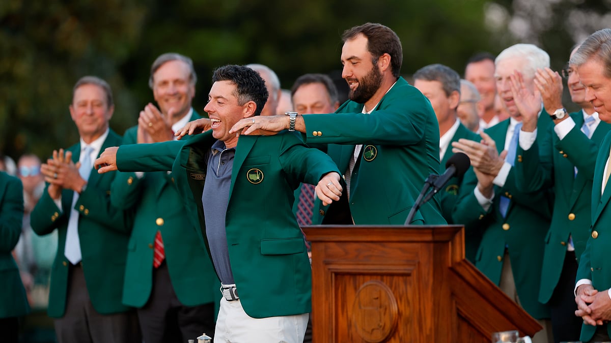Scottie Scheffler hands Rory McIlroy his Green Jacket at Augusta