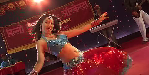 Still from the Song 'Beedi Jalai Le'