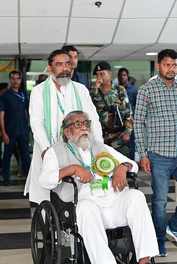 X : Jharkhand CM Hemant Soren With His Father Shibu Soren