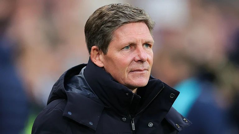 Glasner looks on during Palace's defeat - null